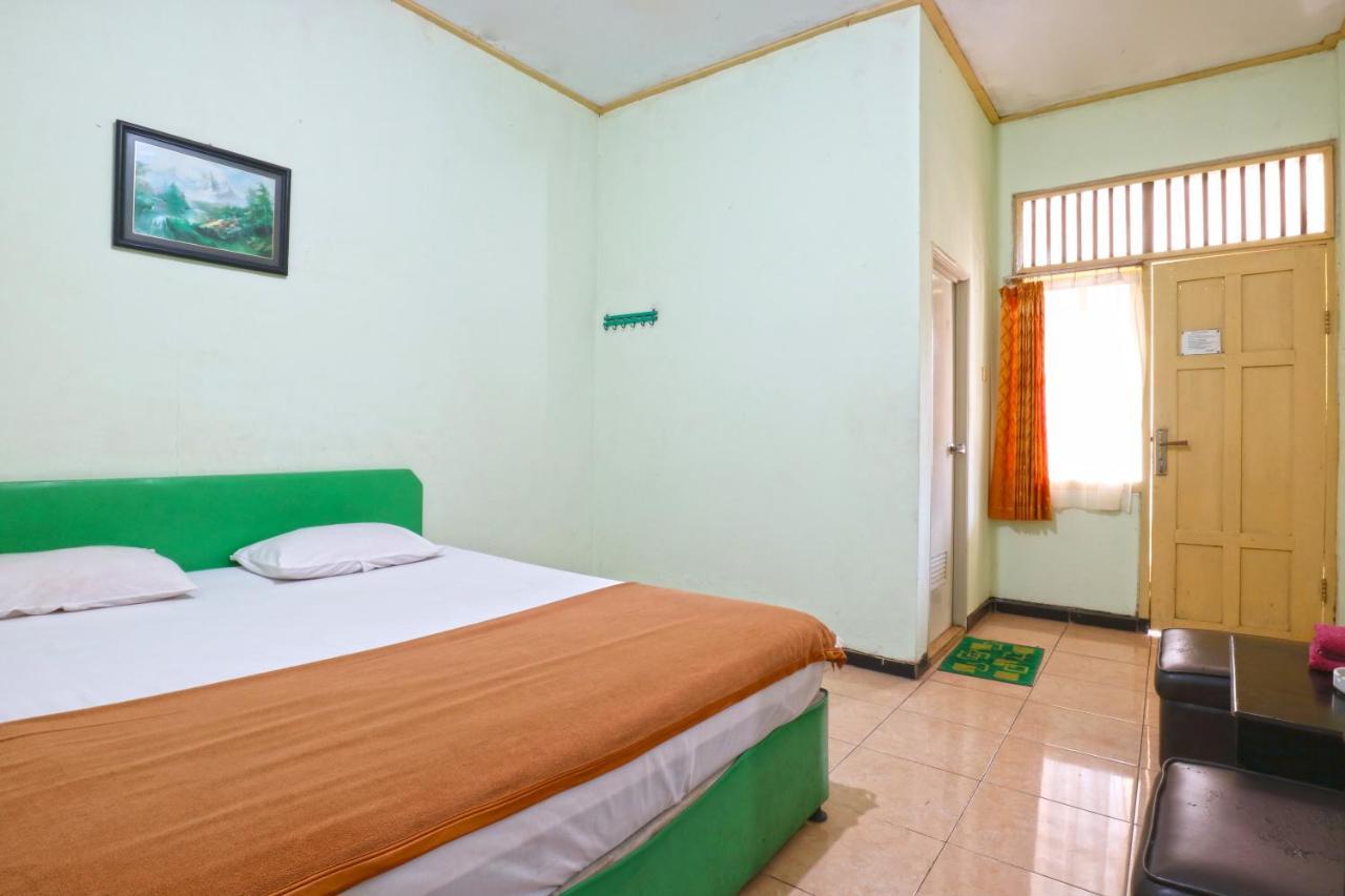 Hotel Camelia Malang Exterior photo