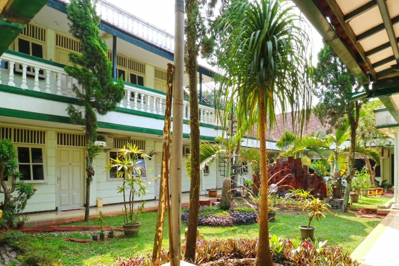 Hotel Camelia Malang Exterior photo